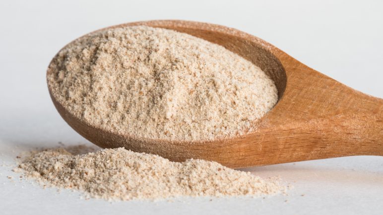 Flohsamenschalen in einem Holzlöffel